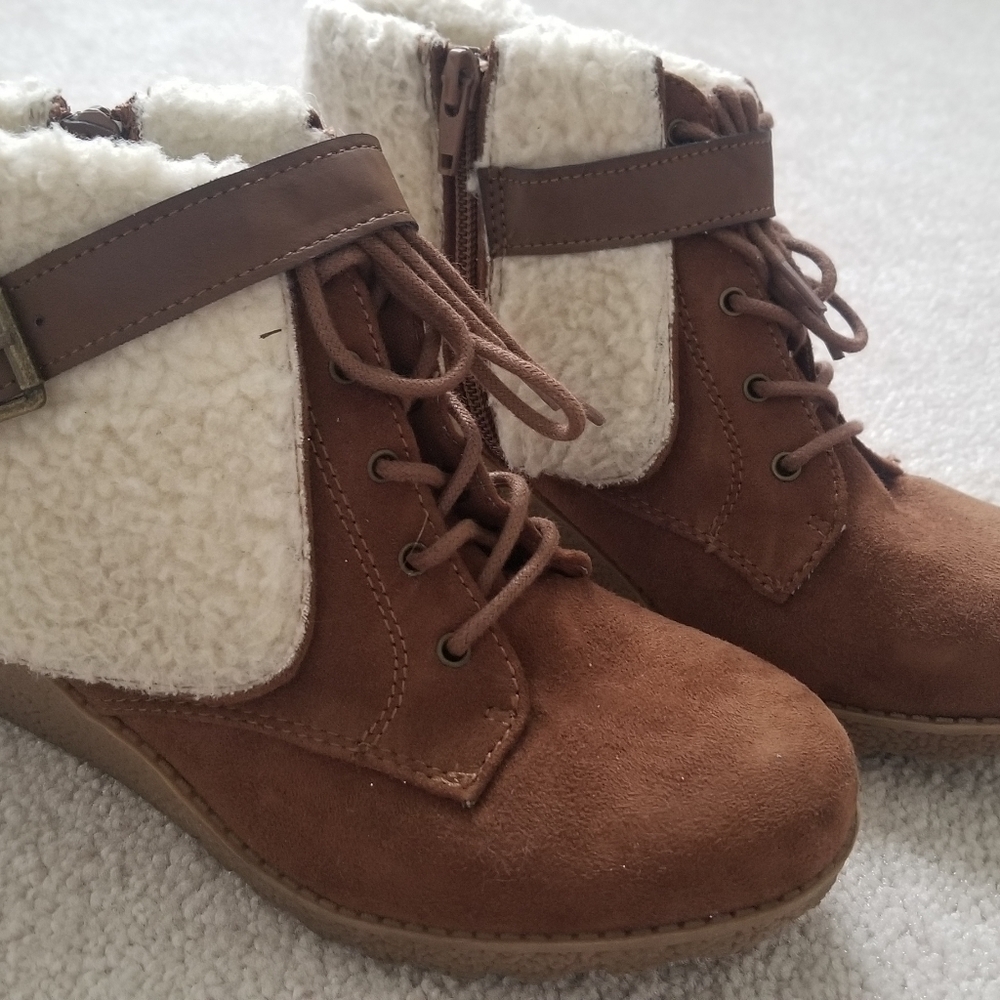 Like new Mudd wedge booties